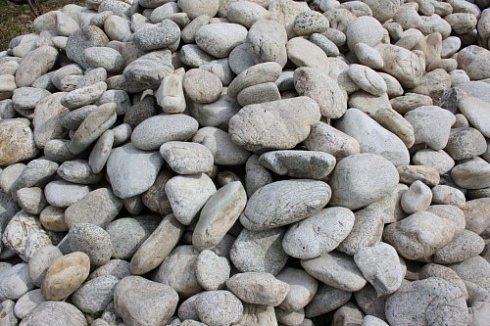 Kamenclub.ru: Бело-серый валунчик фр.100-300 мм.  купить в Волжском крупный камень для ландшафта серый, белый бело-серый валун крупная галька 4500 руб/т   фото КАМЕНЬ КЛУБ