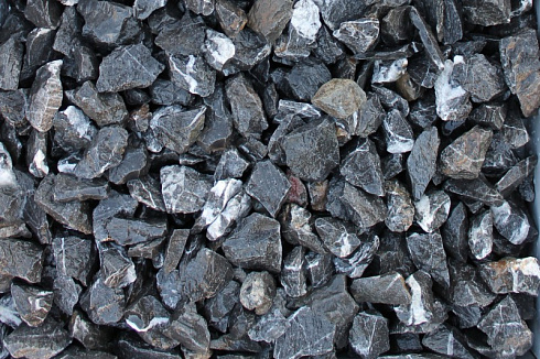 Kamenclub.ru: Щебень крошка черный (мрамор) фр. 40-70 мм.  купить в Волжском мрамор черный с белыми прожилками, черный, белый декоративный щебень 11000 руб/т   фото КАМЕНЬ КЛУБ