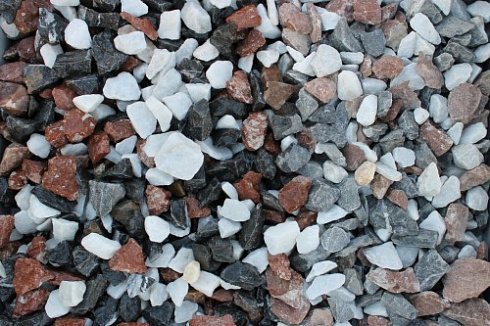Kamenclub.ru: Мраморная крошка (щебень крошка микс : белый-черный-розовый) фр. 20-40 мм.  купить в Волжском мрамор белый, черный, розовый декоративная ландшафтная крошка 12000 руб/т   фото КАМЕНЬ КЛУБ