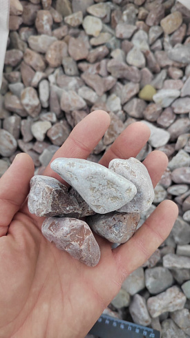 Kamenclub.ru: Мраморная крошка (щебень галтованный розовый) фр.20-40 мм.  купить в Волжском мрамор розовый, красный оголтованный округлый щебень  15000 руб/т   фото КАМЕНЬ КЛУБ