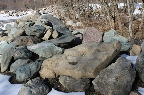 Kamenclub.ru: Гранит скальник (серо-зеленый) фр. 500-1500 мм.  купить в Волжском гранит мрамор  серый зеленый темно-серый глыба скальная колотая ландшафтная 7 500 руб/т   фото КАМЕНЬ КЛУБ