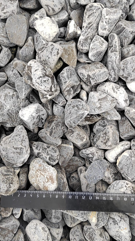 Kamenclub.ru: Щебень галтованный черный (мрамор) фр.40-70 мм.  купить в Волжском мрамор черный с белыми прожилками, черный, белый щебень галтованный округлый 13500 руб/т   фото КАМЕНЬ КЛУБ