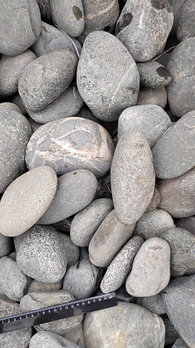 Kamenclub.ru: Галька речная окат (темно-серая) фр. 70-150 мм. купить  в Волжском галька речная темно-серая, синяя, серая речная галька округлая  8000 руб/т   фото КАМЕНЬ КЛУБ
