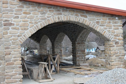 Kamenclub.ru: Песчаник для строительства и кладки блочный (фр 100-200 мм)  купить в Волжском песчаник бежевый серый рыжий валун мелкий для строительства песчаник 6500 руб/т   фото КАМЕНЬ КЛУБ