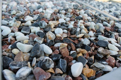 Kamenclub.ru: Мраморная крошка (щебень галтованный микс:белый-черный-розовый-медовый) фр.10-20 мм.  купить в Волжском мрамор белый, медовый, черный, розовый мраморный декоративный ландшафтный окатанный округлый галтованный щебень 15500 руб/т   фото КАМЕНЬ КЛУБ