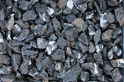 Kamenclub.ru: Щебень крошка черный (мрамор) фр. 5-10 мм.  купить в Волжском мрамор черный с белыми прожилками, черный, белый мраморная крошка декоративная ландшафтная 11000 руб/т   фото КАМЕНЬ КЛУБ