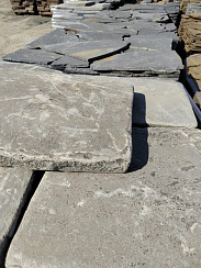 Kamenclub.ru: Песчаник пластушка светло-серый (2,0 см)  купить в Волжском плитняк- ластушка светло-серый, серый рваный ландшафтный плитняк колотый 13800 руб/м3   фото КАМЕНЬ КЛУБ