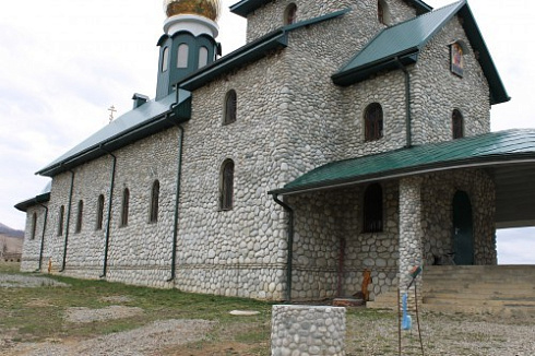 Kamenclub.ru: Галька речная плоская (бело-серая) фр. 100-200-300 мм. купить  в Волжском галька речная плоская серый, белый, бело-серый, серо-белый речная галька плоская  9000 руб/т   фото КАМЕНЬ КЛУБ