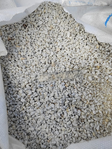 Kamenclub.ru: Мраморная крошка, щебень, цвет-белый, фр. 5-10 мм.  купить в Волжском мрамор белый, айвори, молочный мраморная каменная крошка ландшафтная 12000 руб/т   фото КАМЕНЬ КЛУБ