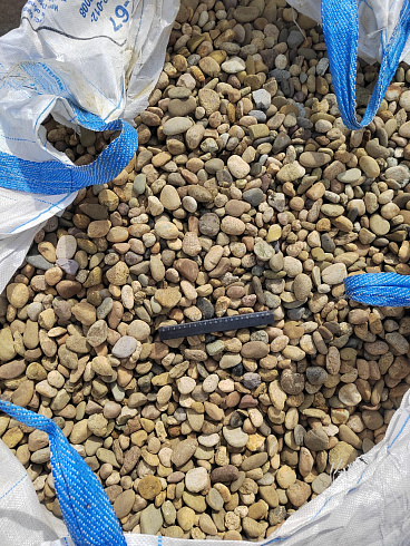 Kamenclub.ru: Галька речная окат рыжая фр. 20-40 мм. купить  в Волжском галька речная окатанная рыжая желтая серая округлая речная галька 5000 руб/т   фото КАМЕНЬ КЛУБ