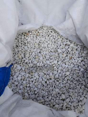 Kamenclub.ru: Мраморная крошка, щебень, цвет-белый, фр. 10-20 мм.  купить в Волжском мрамор белый, молочный айвори каменная ландшафтная декоративная крошка шебня 12000 руб/т   фото КАМЕНЬ КЛУБ