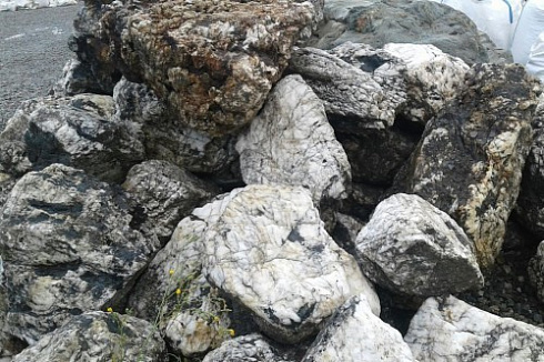 Kamenclub.ru: Черный гранит - кварцит фр. 500-1000 мм.  купить в Волжском гранит кварцит черный серый белый скальный колотый валун 9750 руб/т   фото КАМЕНЬ КЛУБ