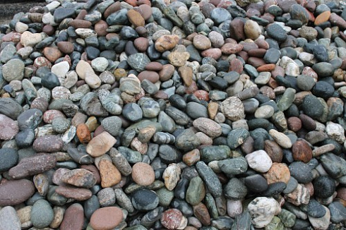 Kamenclub.ru: Галька окат (цветная картошка) фр. 50-100 мм. купить  в Волжском галька природная окатанная серый белый цветной синий темно-серый коричневый округлый галечник окатанный 6800 руб/т   фото КАМЕНЬ КЛУБ