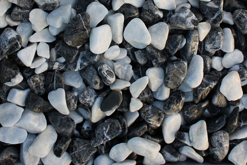 Kamenclub.ru: Мраморная крошка (щебень крошка микс : белый-черный-розовый) фр. 5-10 мм.  купить в Волжском мрамор белый, черный, розовый, разноцветный микс декоративная мраморная каменная крошка 12000 руб/т   фото КАМЕНЬ КЛУБ