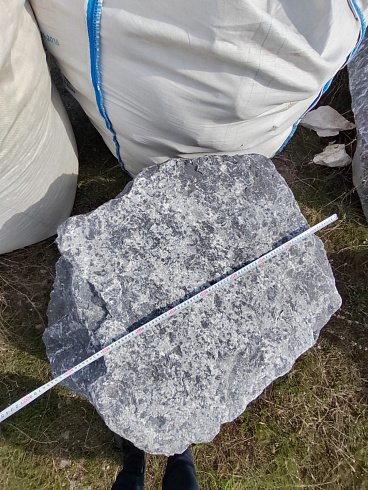 Kamenclub.ru: Черный мрамор скальник фр. 1000-1500 мм.  купить в Волжском мрамор черный белый серый крупный колотый валун ландшафтный 9000 руб/т   фото КАМЕНЬ КЛУБ