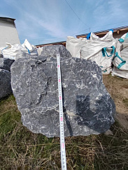 Kamenclub.ru: Черный мрамор скальник фр. 1000-1500 мм.  купить в Волжском мрамор черный белый серый крупный колотый валун ландшафтный 9000 руб/т   фото КАМЕНЬ КЛУБ