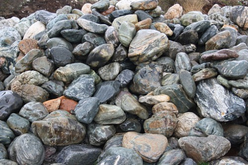 Kamenclub.ru: Ландшафтные валунчики фр.100-500 мм.  купить в Волжском крупный природный камень серый, темно-серый, светло-серый речной валун крупный 4800 руб/т   фото КАМЕНЬ КЛУБ