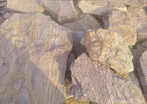 Kamenclub.ru: Песчаник пластушка "фонтанка" желтая (3,0 - 5,0 см)  купить в Волжском песчаник желтая, рыжий, желтый песчаник колотый рваный со сколом облицовочный 16200 руб/м3   фото КАМЕНЬ КЛУБ