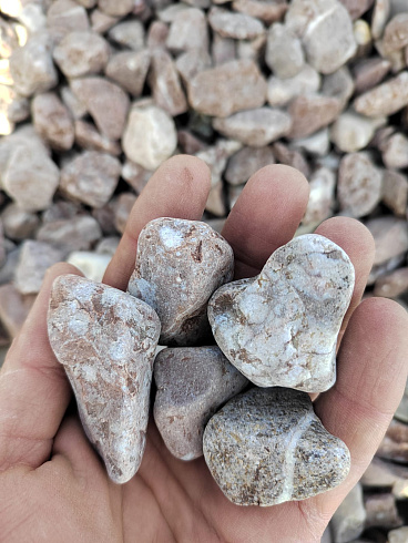 Kamenclub.ru: Мраморная крошка (щебень галтованный розовый) фр.20-40 мм.  купить в Волжском мрамор розовый, красный оголтованный округлый щебень  15000 руб/т   фото КАМЕНЬ КЛУБ