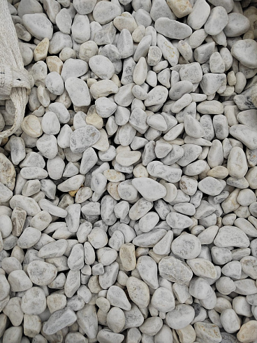 Kamenclub.ru: Мраморная крошка (щебень галтованный белый) фр.40-70 мм.  купить в Волжском мрамор белый молочный айвори окатанный округлый природный камень 17000 руб/т   фото КАМЕНЬ КЛУБ