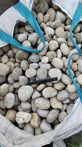 Kamenclub.ru: Галька речная окат (серо-белая) фр. 70-120 мм купить  в Волжском галька галечник бело-серая, серо-белая, серая, белая речная природная галька  8000 руб/т   фото КАМЕНЬ КЛУБ