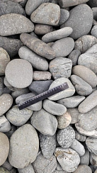 Kamenclub.ru: Галька речная окат (темно-серая) фр. 70-150 мм. купить  в Волжском галька речная темно-серая, синяя, серая речная галька округлая  8000 руб/т   фото КАМЕНЬ КЛУБ