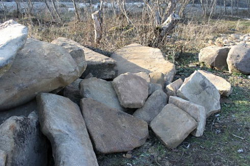 Kamenclub.ru: Песчаник плиты - плахи - пошаговые дорожки (фр. 70-150 мм)  купить в Волжском песчаник серый бежевый желтый зеленый колотый песчаник строительный 6500 руб/т   фото КАМЕНЬ КЛУБ