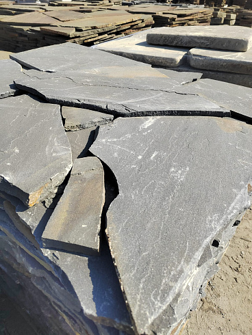 Kamenclub.ru: Песчаник пластушка светло-серый (3,0 см)  купить в Волжском песчаник светло-серый, серый песчаник рваный ландшафтный колотый 13800 руб/м3   фото КАМЕНЬ КЛУБ