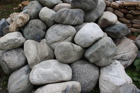 Kamenclub.ru: Речной валун Кабанчик фр.300-500 мм.  купить в Волжском крупный природный камень галька серый, темно-серый речной валун галечник масштабный 7000 руб/т   фото КАМЕНЬ КЛУБ