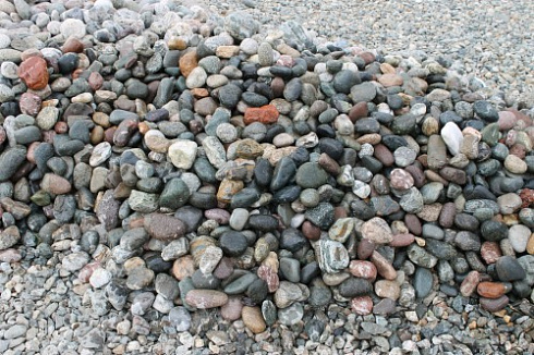 Kamenclub.ru: Галька окат (цветная картошка) фр. 50-100 мм. купить  в Волжском галька природная окатанная серый белый цветной синий темно-серый коричневый округлый галечник окатанный 6800 руб/т   фото КАМЕНЬ КЛУБ