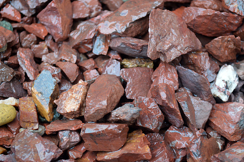 Kamenclub.ru: Щебень крошка красный (ЯШМА) фр. 10-20 мм.  купить в Волжском яшма красный, бордовый, оранжевый, рыжий декоративный каменный ландшафтный щебень колотый 9000 руб/т   фото КАМЕНЬ КЛУБ