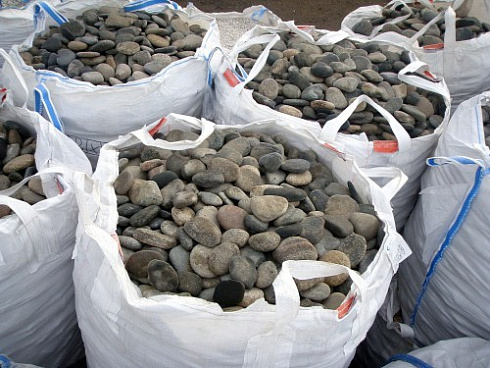 Kamenclub.ru: Галька речная плоская (ассорти) фр. 70-150 мм. купить  в Волжском галька галечник серый белый темно-серый синий светло-серый плоская природная галька  9000 руб/т   фото КАМЕНЬ КЛУБ