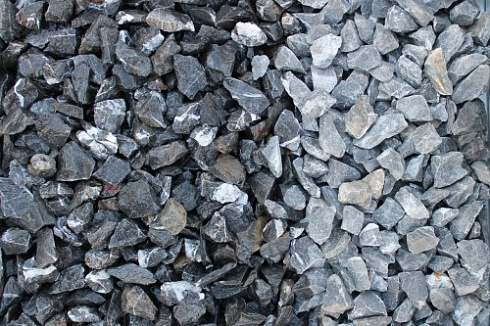 Kamenclub.ru: Щебень крошка черный (мрамор) фр. 20-40 мм.  купить в Волжском мрамор черный с белыми прожилками мраморная каменная крошка 11000 руб/т   фото КАМЕНЬ КЛУБ