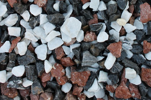 Kamenclub.ru: Мраморная крошка (щебень крошка микс: белый-зеленый-розовый) фр. 3-5 мм.  купить в Волжском мрамор белый, зеленый, розовый мраморная декоративная крошка каменная 12000 руб/т   фото КАМЕНЬ КЛУБ