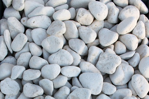 Kamenclub.ru: Мраморная крошка (щебень галтованный белый) фр.40-70 мм.  купить в Волжском мрамор белый молочный айвори окатанный округлый природный камень 17000 руб/т   фото КАМЕНЬ КЛУБ