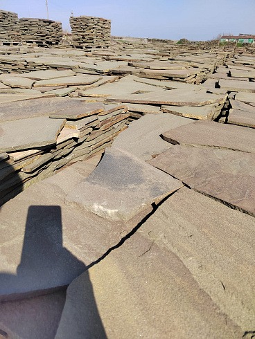 Kamenclub.ru: Песчаник пластушка серо-зеленый (4,0 см- 5,0 см)  купить в Волжском песчаник серо-зеленый, серый, зеленый песчаник рваный ландшафтный колотый 9000 руб/м3   фото КАМЕНЬ КЛУБ