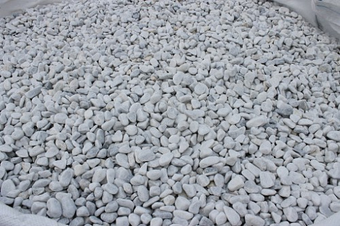 Kamenclub.ru: Мраморная крошка (щебень галтованный белый) фр.10-20 мм.  купить в Волжском мрамор белый, молочный, айвори окатанный округлый декоративный ландшафтный щебень 17000 руб/т   фото КАМЕНЬ КЛУБ