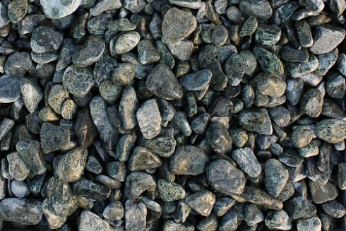 Kamenclub.ru: Щебень галтованный зеленый (змеевик) фр. 20-40 мм.  купить в Волжском мрамор зеленый, салатовый оголтованный щебень мраморный 12500 руб/т   фото КАМЕНЬ КЛУБ