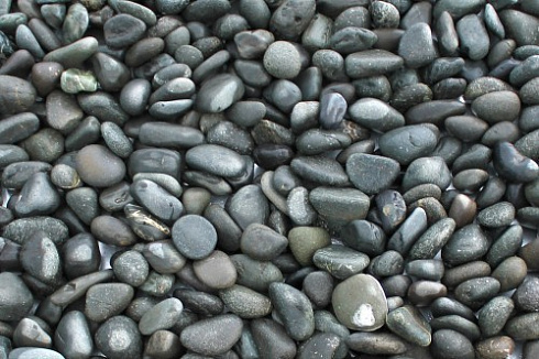 Kamenclub.ru: Галька речная окат (темно-серая) фр. 70-150 мм. купить  в Волжском галька речная темно-серая, синяя, серая речная галька округлая  8000 руб/т   фото КАМЕНЬ КЛУБ