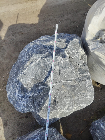 Kamenclub.ru: Черный мрамор скальник фр. 1000-1500 мм.  купить в Волжском мрамор черный белый серый крупный колотый валун ландшафтный 9000 руб/т   фото КАМЕНЬ КЛУБ