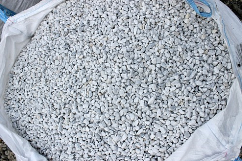 Kamenclub.ru: Мраморная крошка (щебень галтованный белый) фр.10-20 мм.  купить в Волжском мрамор белый, молочный, айвори окатанный округлый декоративный ландшафтный щебень 17000 руб/т   фото КАМЕНЬ КЛУБ