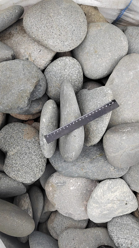 Kamenclub.ru: Галька речная плоская (темно-серая) фр. 70-150 мм. купить  в Волжском галечник природный темно-серый серый синий речная плоская природная окатанная  9000 руб/т   фото КАМЕНЬ КЛУБ