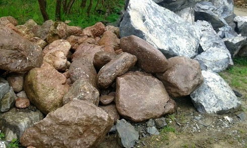 Kamenclub.ru: Конгломераты фр. 300-1000 мм.  купить в Волжском кварц мрамор диабаз коричневый, серый зеленоватый речной валун крупный 6500 руб/т   фото КАМЕНЬ КЛУБ