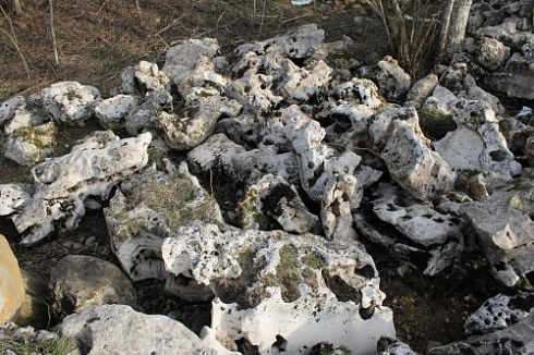 Kamenclub.ru: Выветренный известняк (степной) фр. 500-1500 мм.  купить в Волжском    10000 руб/т   фото КАМЕНЬ КЛУБ