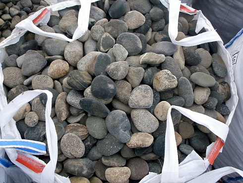 Kamenclub.ru: Галька речная плоская (ассорти) фр. 100-200-300 мм. купить  в Волжском галька плоская разноцветная серый белый темно-серый синий речная галька ландшафтная 8000 руб/т   фото КАМЕНЬ КЛУБ