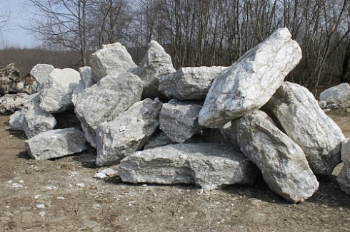 Kamenclub.ru: Мраморизированный известняк фр.500-1500 мм.  купить в Волжском    10000 руб/т   фото КАМЕНЬ КЛУБ