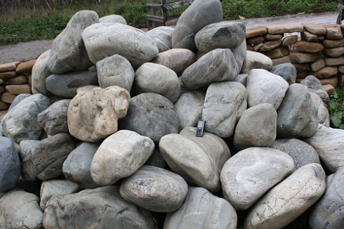 Kamenclub.ru: Речной валун Кабанчик фр.300-500 мм.  купить в Волжском крупный природный камень галька серый, темно-серый речной валун галечник масштабный 7000 руб/т   фото КАМЕНЬ КЛУБ