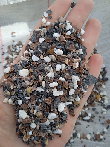 Kamenclub.ru: Мраморная крошка (щебень крошка микс : белый-черный-розовый) фр. 5-10 мм.  купить в Волжском мрамор белый, черный, розовый, разноцветный микс декоративная мраморная каменная крошка 12000 руб/т   фото КАМЕНЬ КЛУБ