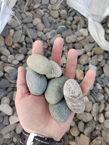 Kamenclub.ru: Галька речная окат (пестрая) фр. 20-40 мм. купить  в Волжском галька речная пестрая, серая, серые оттенки галька речная окатанная округлая 5000 руб/т   фото КАМЕНЬ КЛУБ