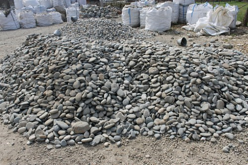 Kamenclub.ru: Галька речная плоская (ассорти) фр. 70-150 мм. купить  в Волжском галька галечник серый белый темно-серый синий светло-серый плоская природная галька  9000 руб/т   фото КАМЕНЬ КЛУБ